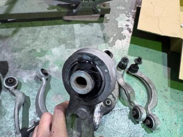 レクサス　ＬＳ　サスペンション・足回り修理・整備　アッパー交換　ロアアーム交換　ブッシュちぎれ　車検不適合　アームブッシュ交換　ご依頼ありがとございました！