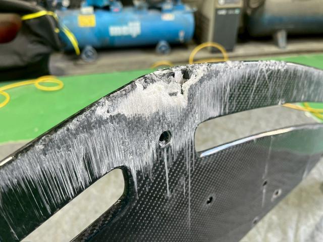 ランボルギーニ　アヴェンタドール　カーボンパーツ修理　全国から集まるカーボンパーツの修理　大阪　カーボン修理　割れたカーボンパーツ修理します　郵送対応可能