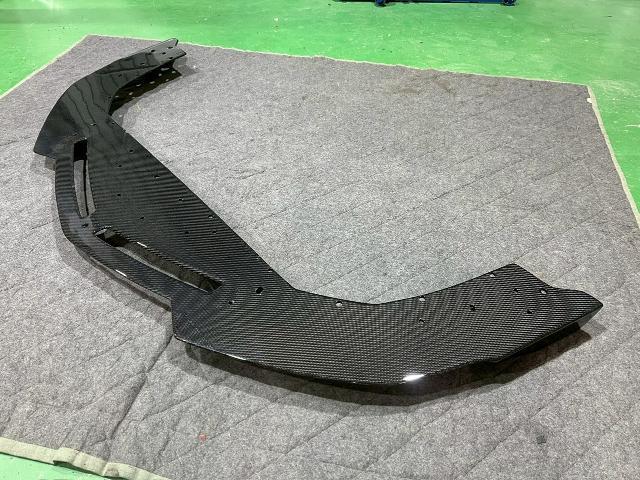 ランボルギーニ　アヴェンタドール　カーボンパーツ修理　全国から集まるカーボンパーツの修理　大阪　カーボン修理　割れたカーボンパーツ修理します　郵送対応可能