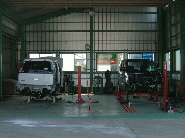 鈑金工場：フレーム修正もおまかせください。