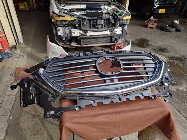 マツダ　ＣＸ－８ バーチカルグリル取り付け　グリル加工　カメラ加工　　外装品・エアロパーツ取付