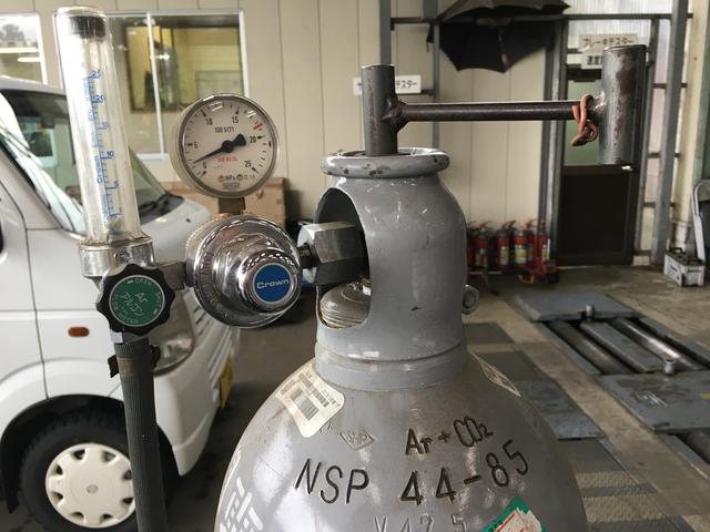 溶接機も完備しております。マフラーの穴あき修理も可能です。