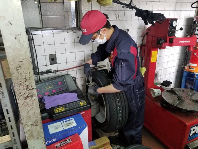 西宮 タイヤ交換： 車作業 トヨタ プリウス　【西宮中央店（朝日石油株式会社）　整備士 在籍店で、安心整備のお店。阪神間 ８ヶ所のネットワーク】