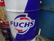 高性能なエンジンオイルもベーシックなオイルもありますよ！