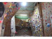 気軽に立ち寄って頂けるコミュニティのような場所をめざし、ボルダリングジムも併設しております！