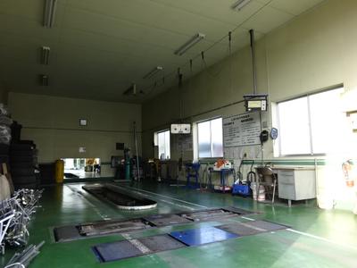 運輸局指定の「民間車検工場」です。