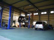 広い整備工場では日々様々な作業を行っております。