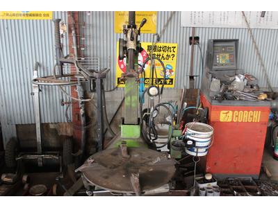 自社タイヤチェンジャーも完備！