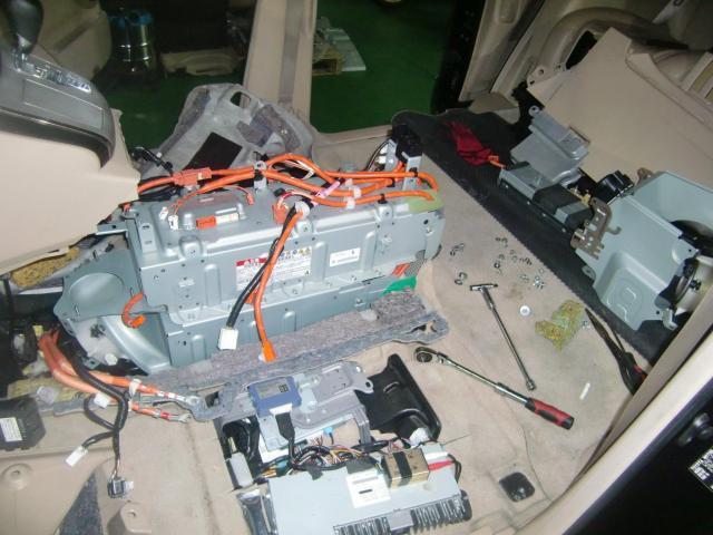 トヨタ　アルファード２０系ハイブリット　ハイブリットバッテリー不良交換
ボルテージレギュレーター交換