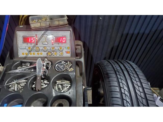 トヨタ プリウス　１８インチ４本　タイヤ交換作業