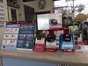 店内にはドライブレコーダーなどのカー用品も展示しております。購入取り付けご相談下さい。