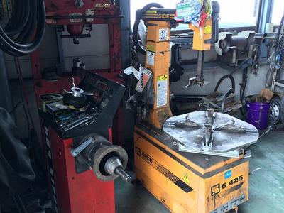 タイヤチェンジャー・バランサー完備