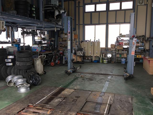 数種類のリフト完備でスピーディーに正確に整備作業を進めます。