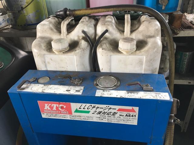 冷却水の交換など、各種メンテナンス承ります。専用機材を使って、確りと交換。