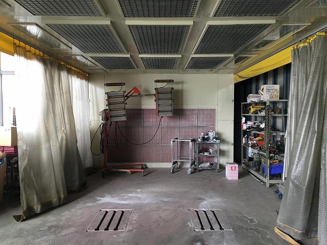 板金塗装もお任せ下さい。塗装ブース完備。バンパーの修理もご相談下さい。