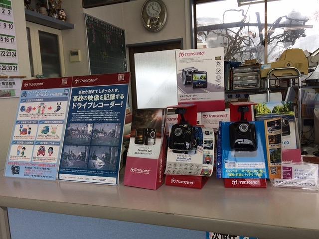 店内にはドライブレコーダーなどのカー用品も展示しております。購入取り付けご相談下さい。