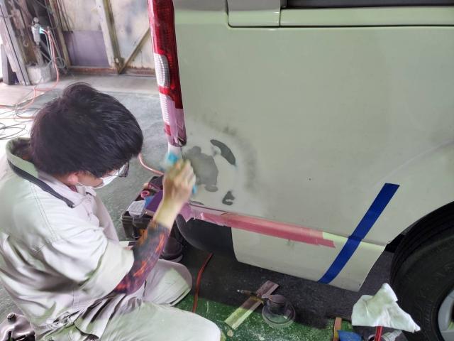 トヨタ　ハイエース　鈑金塗装　ヘコミ修理　香川県観音寺市　クルバン