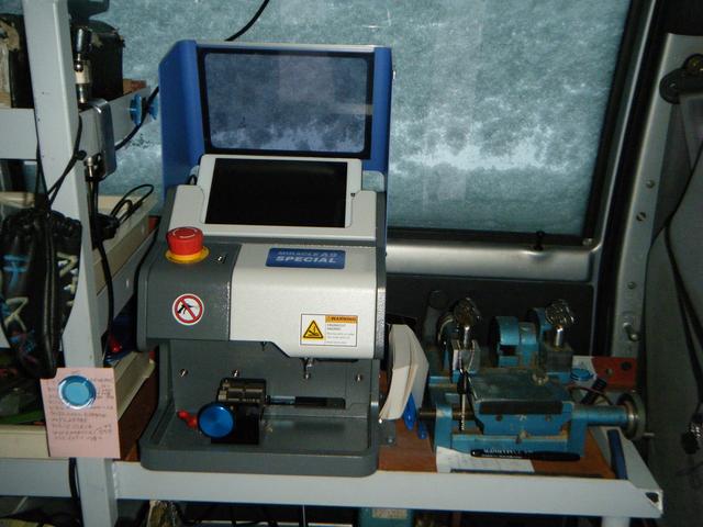 あらゆる自動車のスペアキー・紛失キーにご対応！通常の外ギザ鍵から特殊な鍵までコンピューターカット。