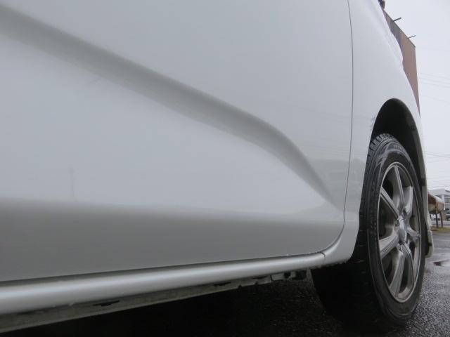 トヨタ　ルーミー　強風によるドアパンチでﾄﾞｱに大きな凹みとキズが・・・。新車なのでキレイに直して下さい！上田市のお客様