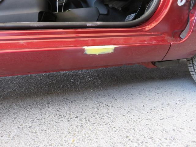 トヨタ　ヴィッツのフロントドア交換。ロッカーパネルのキズ・へこみの板金塗装修理。
【小諸市のお客様】