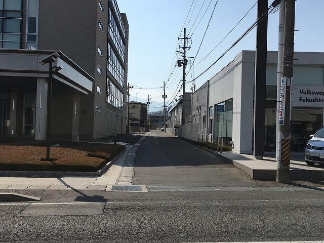 当社は大きい道路には面しておりません。写真のフォルクスワーゲン様とトヨタ様の間をお入り下さい。