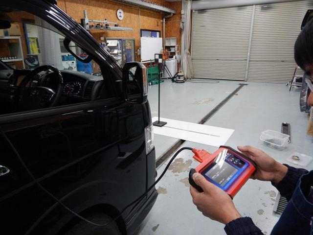 トヨタ　ハイエース　フロントガラス交換　カメラ調整（エーミング）