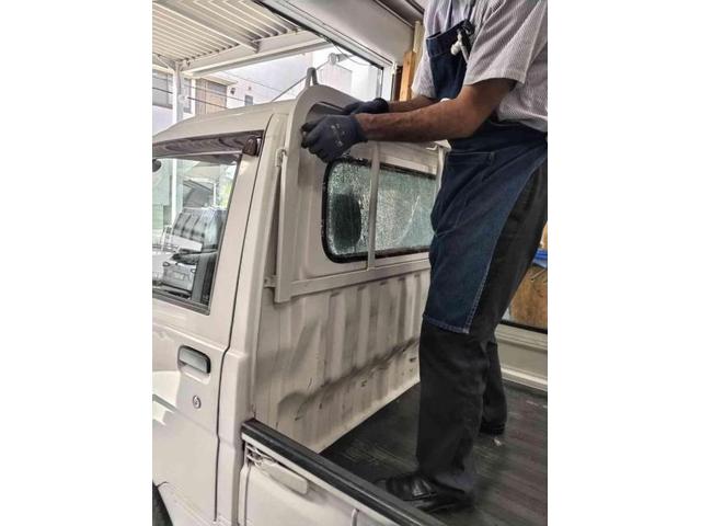 ダイハツ　ハイゼットトラック　リヤガラス交換