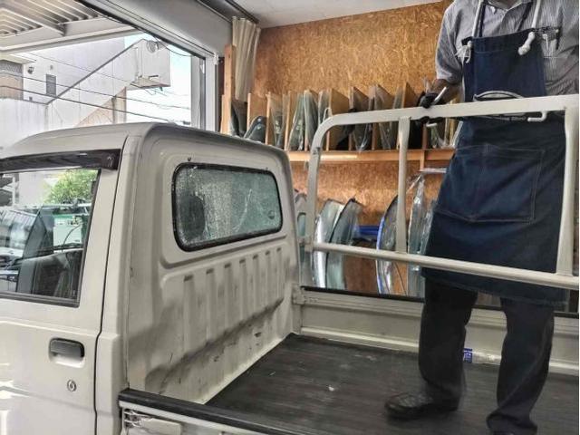 ダイハツ　ハイゼットトラック　リヤガラス交換