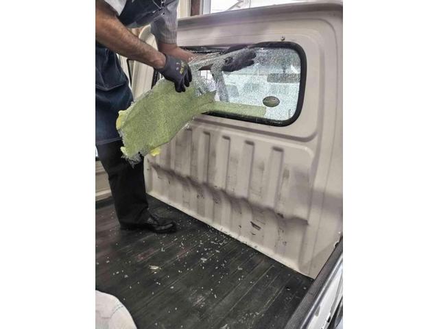 ダイハツ　ハイゼットトラック　リヤガラス交換