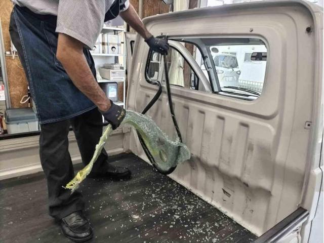 ダイハツ　ハイゼットトラック　リヤガラス交換