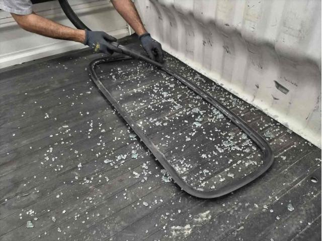 ダイハツ　ハイゼットトラック　リヤガラス交換