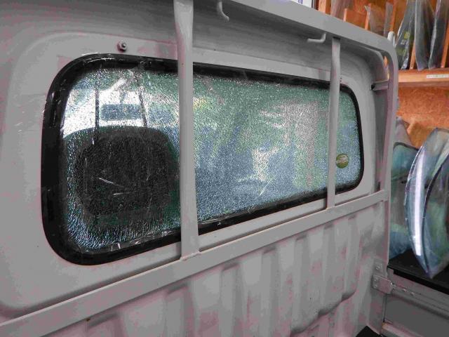 ダイハツ　ハイゼットトラック　リヤガラス交換