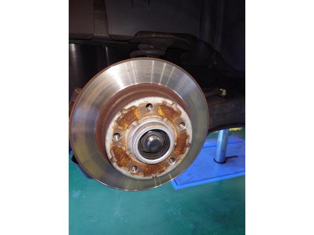 ルノー リヤブレーキパッド&ディスクローター交換【姫路市 車検 修理 鈑金 取付 保険 コーティングお任せください】