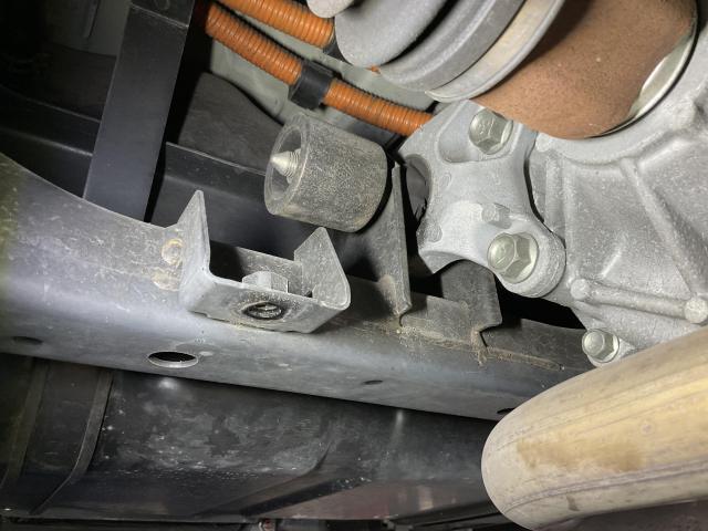 三菱　アウトランダーＰＨＥＶ　リア異音修理、【姫路市 車検 修理 鈑金 取付 保険 コーティングお任せください】