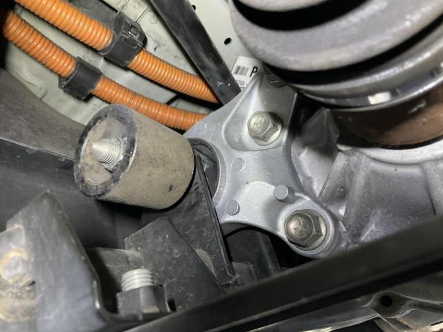 三菱　アウトランダーＰＨＥＶ　リア異音修理、【姫路市 車検 修理 鈑金 取付 保険 コーティングお任せください】