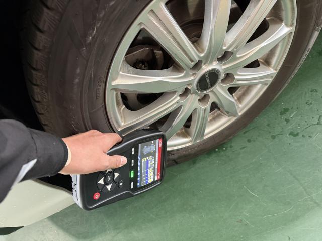 トヨタ　カムリ　スタッドレスタイヤ履き替え・空気圧センサー登録【姫路市 車検 修理 鈑金 取付 保険 コーティングお任せください】