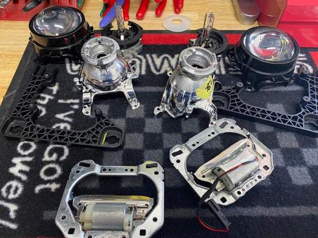 【並行車専用】ﾀﾞｯｼﾞ ﾁｬﾚﾝｼﾞｬｰ ﾍﾙｷｬｯﾄ HEMI SRT8 純正ﾍｯﾄﾞﾗｲﾄ ﾌﾟﾛｼﾞｪｸﾀｰ ﾛｰﾋﾞｰﾑ ｶｽﾀﾑ 車検対応 加工 改善 光軸 光量 ｸﾘｰﾝｱｯﾌﾟ 全国対応 愛知県より