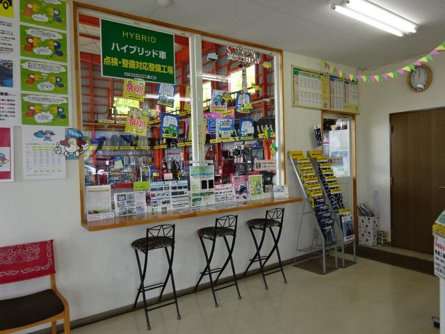 店内からは作業の様子がご覧頂けます。