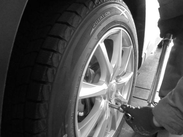 カローラクロスHV　タイヤ交換⁺ オイル交換⁺ ！
