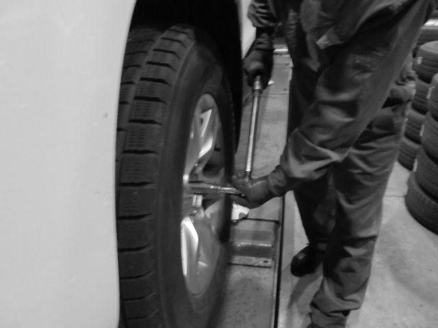 タイヤ交換　脱着作業です !