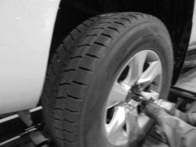タイヤ交換　脱着作業です !