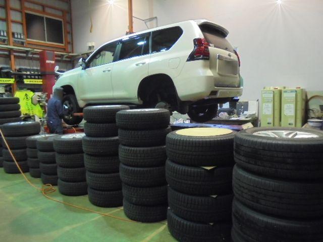 タイヤ交換　脱着作業です !