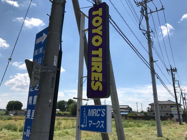 県道１２５号線（圏央道高架下近く）の上下線に看板を設置しておりますので、目印にして下さい。