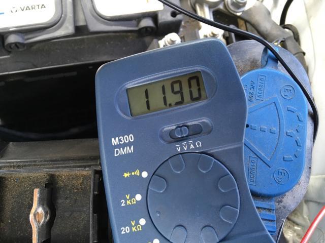 メルセデスベンツ Cクラスワゴン　W205  バッテリー警告表示　メインバッテリー交換　ボルテージコントローラー交換　車両診断テスト　エンジンオイル交換　FUCHS 5W-30 輸入車メンテナンス