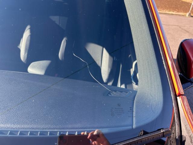 BMW X1 E84 フロントガラス交換　純正ガラス　飛石被害　フロントガラス割れ　福島県　白河市　輸入車修理　ガラスリペア　輸入中古車販売店