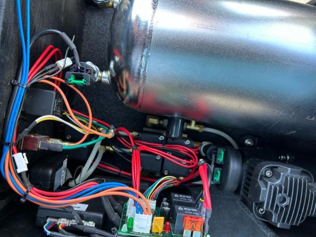 アウディ　ＴＴクーペ　エアサスメンテナンス　車高が勝手に上がる　エアサス車高制御不能　電磁弁クリーニング　エアサス取付　輸入車カスタム　輸入車販売店　福島県　白河市