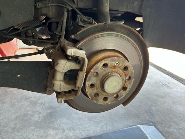 フォルクスワーゲン　ゴルフトゥーラン　ブレーキメンテナンス　ブレーキパッド交換　ディスクローター交換　キャリパーピストン固着　キャリパーASSY交換　ブレーキエアー抜き　輸入車メンテナンス　輸入車販売店