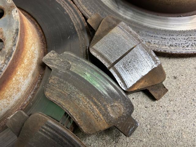 フォルクスワーゲン　ゴルフトゥーラン　ブレーキメンテナンス　ブレーキパッド交換　ディスクローター交換　キャリパーピストン固着　キャリパーASSY交換　ブレーキエアー抜き　輸入車メンテナンス　輸入車販売店