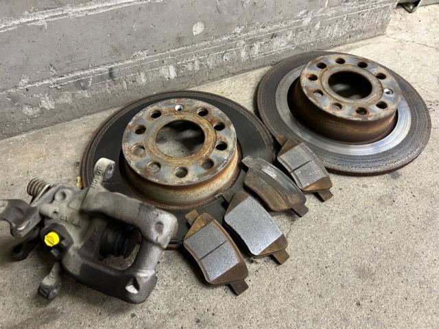 フォルクスワーゲン　ゴルフトゥーラン　ブレーキメンテナンス　ブレーキパッド交換　ディスクローター交換　キャリパーピストン固着　キャリパーASSY交換　ブレーキエアー抜き　輸入車メンテナンス　輸入車販売店