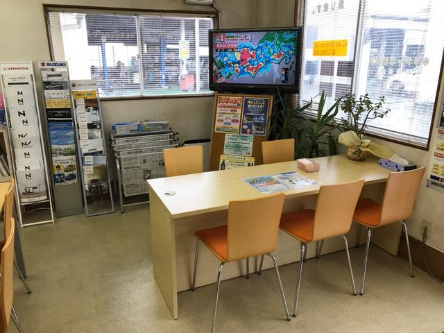 店内は明るく広々としております！